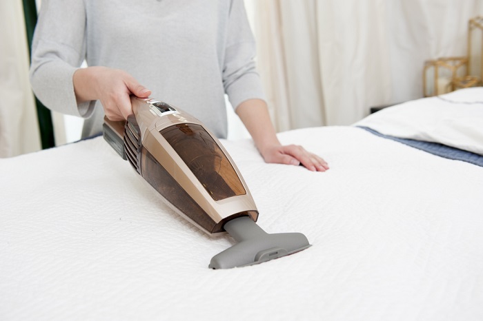 clean mattress with vacuum